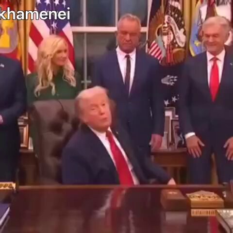 The Epstein issue remains a major political headache for Trump.As soon as the reporter mentioned Epstein, he was kicked out.😂 https://t.co/DPHUQ1XZAz