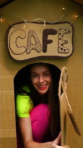 ¡Juega al café de cartón y alimenta a los visitantes! #shorts
