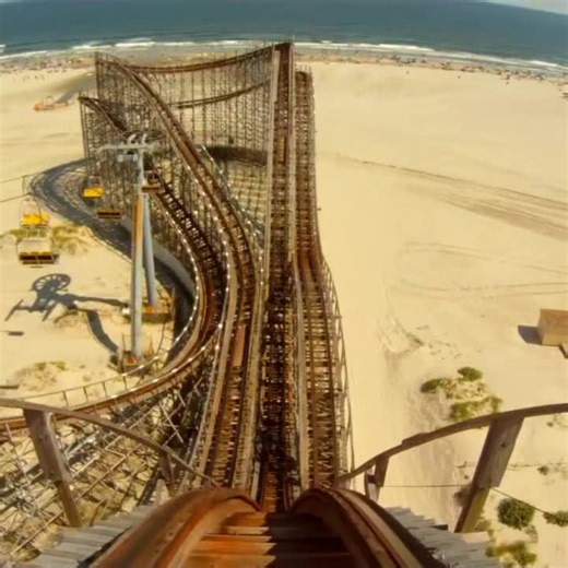 What is your favorite wood roller coaster? Take a ride on Great White at Morey’s Piers! | Theme Park Review