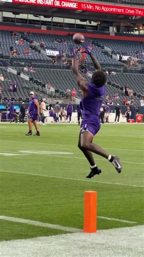 Dillon Bell warming up for Vikings vs. Broncos