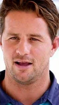 Beach thief gets caught on camera! 😳 #bondibeach #bondirescue #shorts