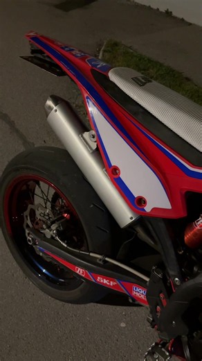 🦇 #beta #2stroke #nightride #supermoto #bikelife