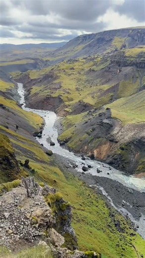 One of the Most Beautiful Waterfalls in Iceland 🌊🏔️
