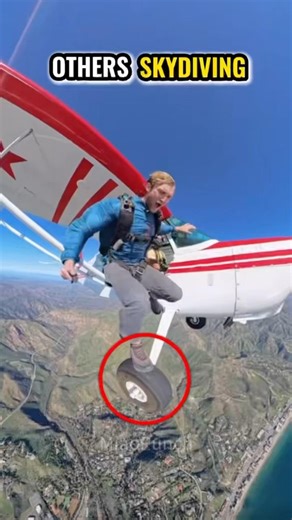 Noobs vs PRO Skydiver 😱💀