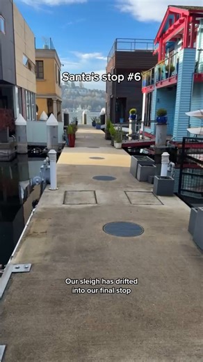 This PNW floating home gives waterfront living on the outside, and quiet, cozy luxury on the inside 🌲 🔗: http://spklr.io/6180BNYvu 🤝 Listing c/o: @Courtney Cooper Neese #Zillowing #HouseHunting #HouseTour | Zillow