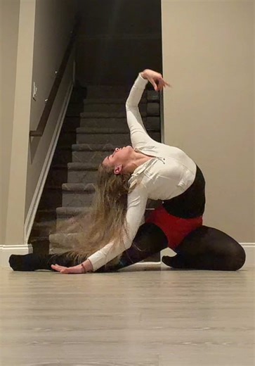 don’t mind, she is in the edit 👀 #flexibility #stretching #dance #talent #gymnastics