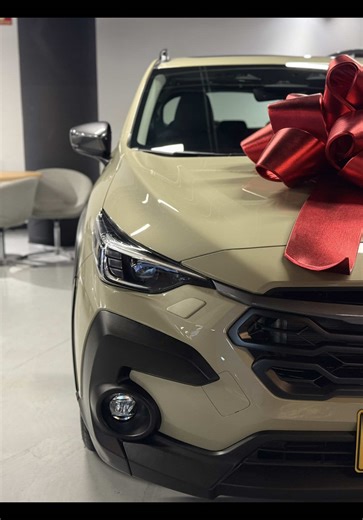 ✨ Bienvenida a una nueva historia sobre ruedas ✨ Hoy le damos la bienvenida a su nueva Subaru Crosstrek Híbrida Limited en el exclusivo color Arena, un tono sofisticado, poco común y lleno de carácter, pensado para quienes buscan diferenciarse sin decir una sola palabra. Este color no solo resalta su espíritu aventurero, también refleja elegancia, modernidad y una personalidad única. La versión Limited Híbrida representa lo mejor de Subaru: tecnología eficiente, seguridad de clase mundial y un d