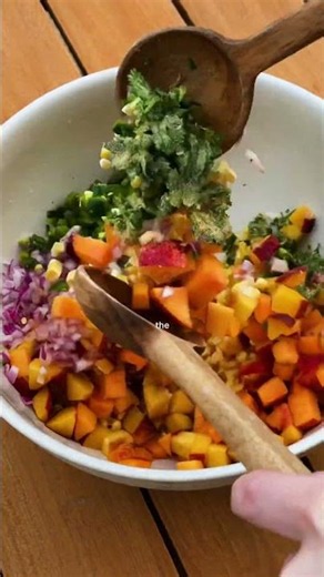 steak lettuce wraps with peach and sweet corn salsa 🥩🍑🌽 #summerrecipe #glutenfreerecipes #salad