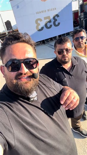 Afyonkarahisar’daki bir besi çiftliği, 353 adet kurbanlığın kesim işlemini tamamladıktan sonra kurdukları sahnenin önüne gelerek kendilerini tercih eden tüm müşterilerine bir teşekkür konuşması yaptı; bu esnada kurban sahipleri de alkışlarıyla destek verdi. Çiftlik yönetimi, kesim işlemlerinin tamamını profesyonelce kendilerinin karşıladığını belirtirken, misafirlere gün boyu ücretsiz olarak kahvaltı, öğle yemeği, çay ve meşrubat ikramında bulunarak hizmet kalitesini bir üst noktaya taşıdı.