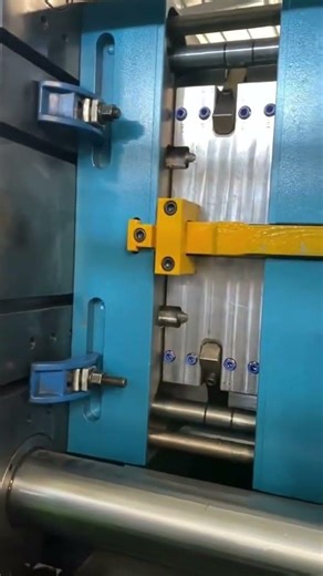 Plastic fruit crate injection molding machine