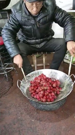 Dipping and setting hawthorn skewers in sugar syrup