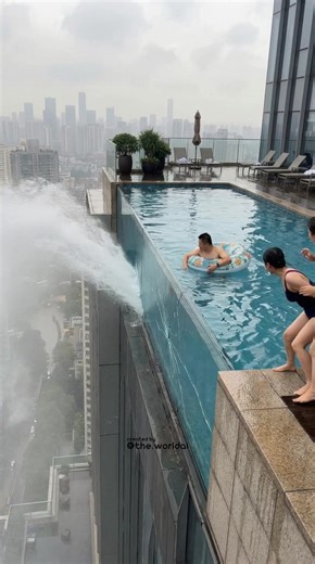 A rooftop pool gets a hole… and water starts pouring from the 50th floor 💦 A guy on an inflatable ring freezes in panic, not sure what to do as the current pulls him and the pool drains fast. Bystanders are filming in shock — yeah, it’s definitely time to get out. #rooftoppool #wtf #skyscraper #panic #reels