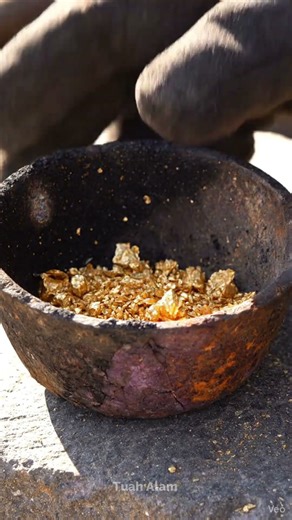 Hidden Gold Vein Inside Solid Rock ✨🪨 | ASMR Quartz to Gold Bar #asmr #satisfying #goldvein