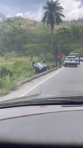 Car overturned at Saddle Road Santa Cruz