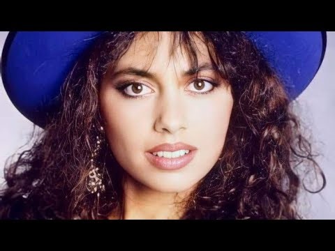 Susanna Hoffs Most Stunning & Iconic Photos – Bangles Legend!