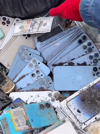 amazing 😍 found many iPhone in trash #amazing #iphone #diy #foryoupage #findphone #restore #found