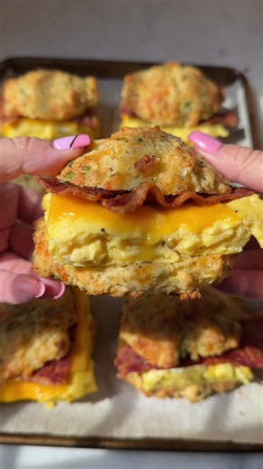 Cheddar biscuit breakfast sandwiches to fill the freezer for easy breakfasts on the go. Recipe is in my Link🌴 These sandwiches have been mastered over the years and it’s my husband’s #1 request for me to make cause he can have them on demand from the freezer. Perfectly delicate biscuit just melts in your mouth and the layers of soft eggs and crisp bacon make for the perfect bite. #breakfastsandwich #freezermeals #mealprep #cheddarbiscuits