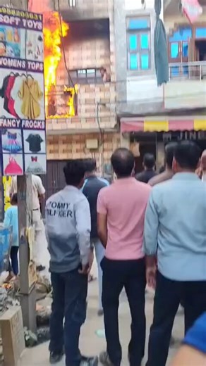 🚨Shocking Delhi Fire Horror: Man Walks on Live Wires to Escape Flames!In Swaroop Nagar, Amrit Vihar Delhi, a massive fire broke out due to a family dispute.Trapped on the burning floor, a man stepped onto electricity wires and carefully walked across them as flames approached.With police help, he was safely rescued. Firefighters took nearly an hour to control the blaze