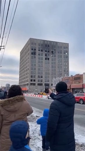 Downtown Implosion Goes Awry as Dust Engulfs Onlookers Detroit, Michigan — November 15, 2025 A planned demolition of a historic office building took an unexpected turn Saturday morning when the structure collapsed forward, sending a massive cloud of debris and dust toward a crowd of spectators gathered to watch the event. Footage captured by onlookers shows the building’s foundations giving way as explosive charges detonated in sequence. However, instead of falling directly into its own footprin