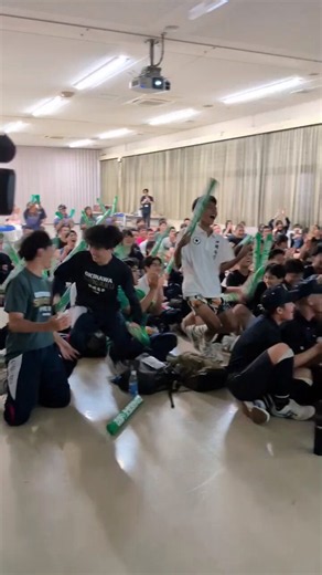 【沖縄尚学VS横浜】沖縄尚学が1点返す 1ー2（夏の甲子園）1点を返した沖縄尚学！那覇市の学校に集まった生徒たちの熱気あふれる歓声の嵐が止まりません🔥まだまだこれから、声を振り絞ります！チバリヨー！！🗞️#沖縄尚学 vs 横浜 イニング速報中https://t.co/53vHzavIKS