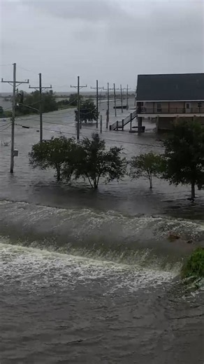 The 8 ways that hurricanes make storm surge and flood a coast