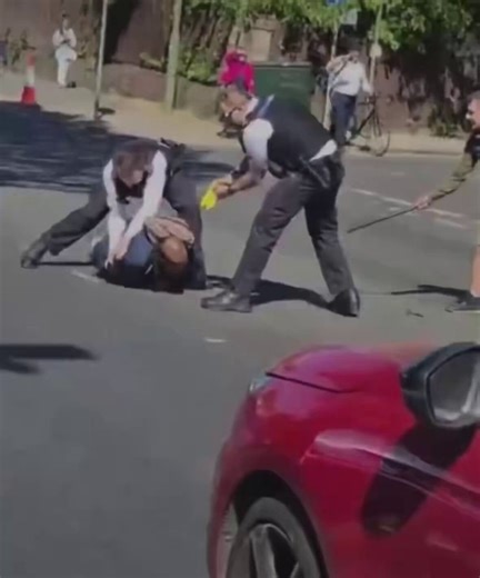 Predictably, the leftards are crying on here about the Muslim terrorist being kicked in the head by the police while he won’t let go of his knife.They should have emptied a magazine into him as he was clearly still a threat.