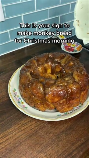 Monkey bread is the perfect breakfast for Christmas morning or for dessert #monkeybread #christ