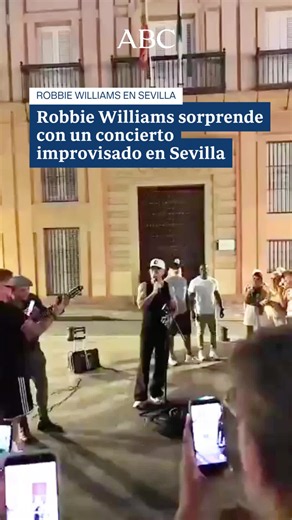 🎤 Robbie Williams sorprendió este lunes por la noche al protagonizar una actuación improvisada en pleno centro de Sevilla, apenas unas horas antes de su esperado concierto en la Plaza de España. El astro británico paseaba por la calle Santa María la Blanca cuando se detuvo al escuchar a un músico callejero; lejos de pasar de largo, el artista decidió unirse espontáneamente a él e interpretar juntos varias canciones ante la sorpresa de los pocos viandantes que se encontraban en la zona. 📱 El in