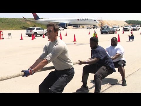 Tom Brady helps pull Delta jet for fundraiser