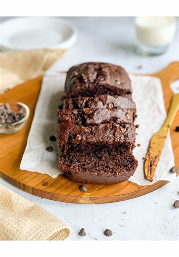 Low calorie chocolate banana bread recipe below 👇 This recipes makes 10 servings. Macros per serving: 98 calories 19g carbs 3g protein 2.5g fat Ingredients: * 2 large (260g) very ripe bananas * 1 large egg * 75 g 0% fat greek yogurt * 85 g stevia or granulated sweetener* * 1 tsp vanilla extract * 100 g self-raising flour* * 50 g unsweetened cocoa powder * 1 tsp baking powder * ½ tsp ground cinnamon * pinch of salt * 30 g chocolate chips Instructions: 1. Pre-heat oven to 180°C/356°F. Line a 1lb 