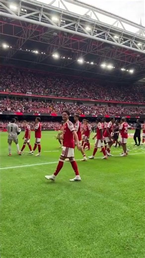 Saka making sure Declan Rice got in on the confetti 🤣🎉🎊