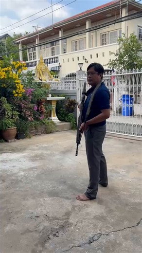 There was a circulation of this young Cambodian soldier with a reverse support arm stance, and while the posture is wrong it’s a service rifle competitive shooting stance. Using the combination of the 2 points sling and using the support arm at the COG it makes a very stable pose