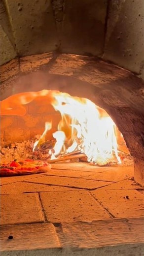 Don’t make this mistake 🔥 Always do this to your wood-fired oven before baking pizza #pizza #food