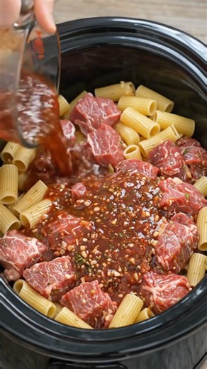 🍝🥩 Slow Cooker Beef & Pasta Comfort Bowl (Easy One-Pot!)
