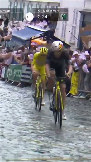 When Wout van Aert dropped Tadej Pogacar up Montmarte 😮