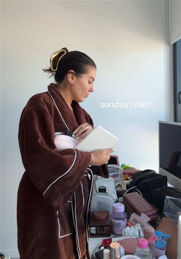 the only form of multitasking i’m good at lol 🧺🫧🧖🏻‍♀️💓 redken ABC range always keeping my hair shiny and healthy 💌 @Redken #RedkenAustralia ad