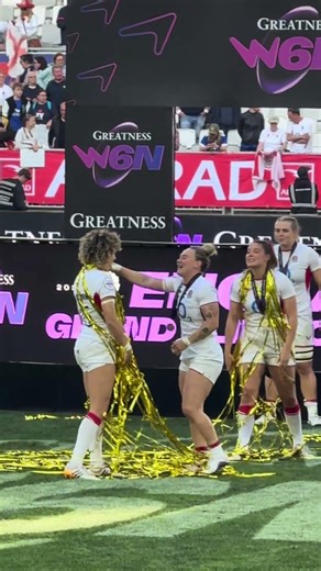 Ellie Kildunne and Meg Jones celebrate Red Roses' W6N 2026 Grand Slam