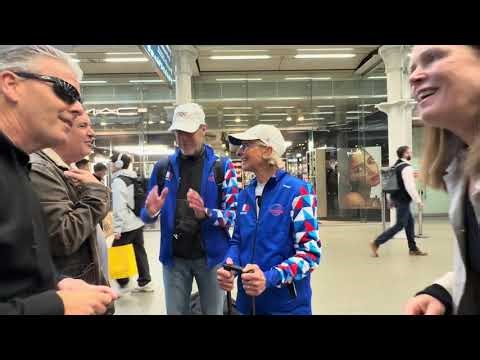 Commuters Dance To Boogie Woogie Piano - Crowd Delighted 