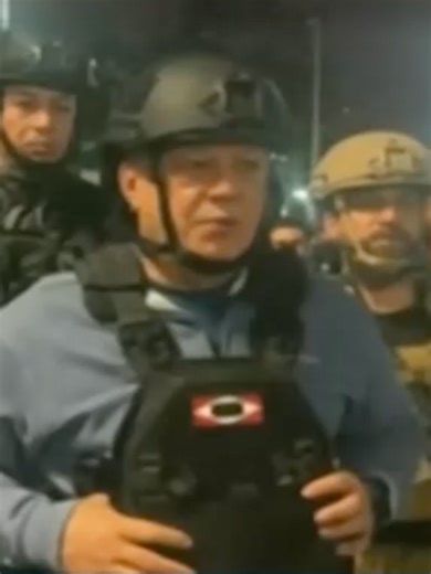 📍 Caracas | Diosdado Cabello, el número dos del régimen venezolano, apareció en las calles de la capital con un chaleco antibalas y casco para hacer un llamado a calma luego de la operación militar estadounidense que acabó con la captura de Maduro y su esposa. Rodeado de militares, Cabello pidió confiar “en el liderazgo” y en la “dirigencia del alto mando político” y dijo que no había que