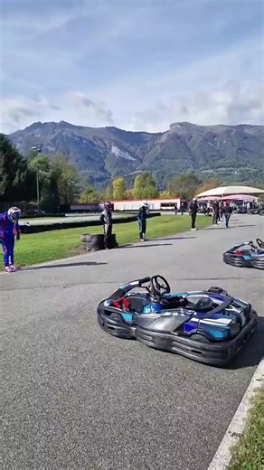 LES 6 H DE KARTING DU GRAND ARC ! Les 6 Heures du Grand Arc se déroulent sur le circuit du karting du Grand Arc, situé à Tournon (Savoie - France) Le circuit de karting de Tournon est l'un des mieux conçus et équipé en Savoie et départements limitrophes : une piste extérieure homologuée FFSA, qu’une récente extension a porté à une longueur de 1100 mètres, un chronométrage électronique relié à un tableau d’affichage, 4 modèles de karts permettant une approche pour tous, à partir de 7 ans, un bar 