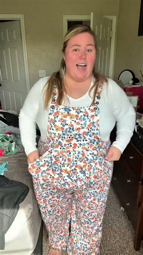 These cozy season overalls are so dang cute 😍 #plussize #plussizefashion #plussizefallfashion
