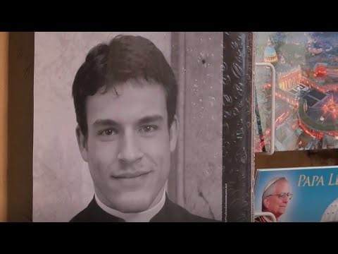Revelan que no es sacerdote el hombre en la portada de un calendario que causa furor en el Vaticano
