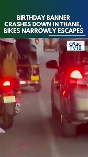 Massive Birthday Banner Falls Off Thane Foot Overbridge, Biker Narrowly Escapes | N18S | CNBC TV18