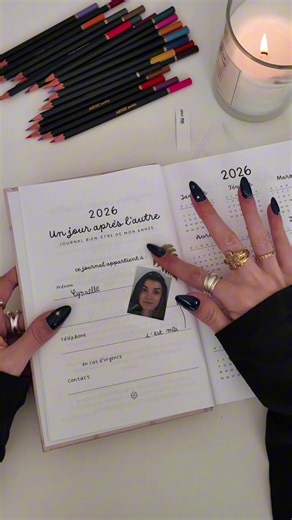 1er Janvier, l’heure de commencer mon journal 2026🧚🏼‍♀️✨ Ce journal 2026 c’est quoi? Je t’explique 🫶🏼👇🏻 C’est carnet/journal/agenda pensé pour t’accompagner tout au long de l’année, avec 397 pages de bien-être, d’organisation et de gratitude. Cette nouvelle édition a été corrigée et améliorée, avec des pages plus épurées, faciles à remplir et encore plus inspirantes 🌿 Tu y retrouveras : 🗓️ Des semainiers datés de janvier à décembre 📊 Des trackers pour suivre tes habitudes 🧘‍♀️ Des acti