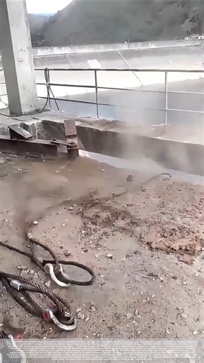 The energy rebound phenomenon when a tensioned steel wire rope is released.