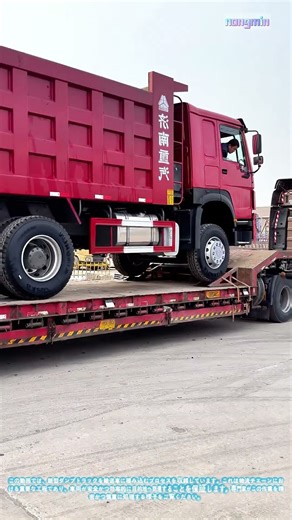 新型トラックの輸送：ダンプトラックの輸送車への積み込み