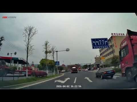 Car loses front wheel while driving in Anhui, China