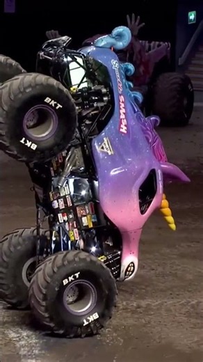 Walking the tight rope ⚖️ #MonsterJam #MonsterTrucks #MexicoCity