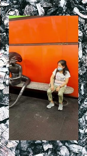 Un alieno nella metropolitana 😆 VIDEO da #ridere 😅 #sorridere fa Bene 😂 #alien #metro #bizarre