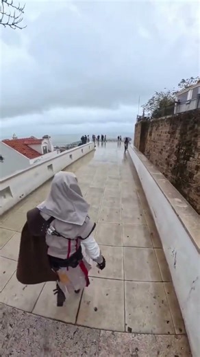 REAL-LIFE ASSASSIN?! EZIO FROM ASSASSIN’S CREED STOPS THE CITY WITH EPIC COSPLAY!